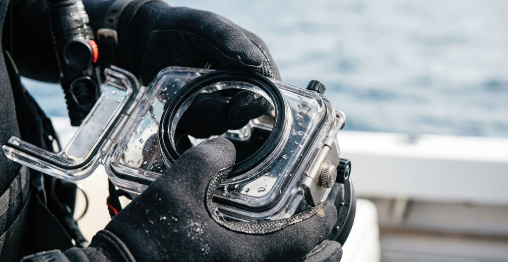 Caisson étanche transparent ouvert montrant un appareil photo hybride à l'intérieur